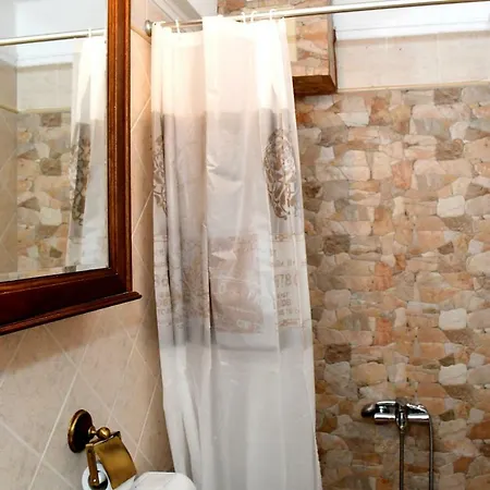 Studio On The With Private Garden Apartment